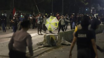 Suasana kericuhan yang terjadi antara pelajar STM dengan petugas Kepolisian di sekitar gedung DPR RI, Jakarta, Rabu (25/9). [Suara.com/Angga Budhiyanto]