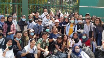 Awkarin Bersyukur Dibantu Relawan Bersih-bersih Depan Gedung DPR