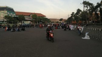 Jelang Magrib, Massa Aksi Surabaya Menggugat Bubarkan Diri