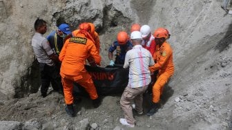 Tim SAR gabungan mengevakuasi jenazah Matheis Frans warga Desa Nania yang tewas tertimbun longsoran bukit pasir di Desa Nania, Ambon, Maluku, Kamis (26/9). [ANTARA FOTO/Izaac Mulyawan]