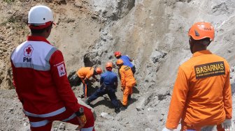 Tim SAR gabungan mengevakuasi jenazah Matheis Frans warga Desa Nania yang tewas tertimbun longsoran bukit pasir di Desa Nania, Ambon, Maluku, Kamis (26/9). [ANTARA FOTO/Izaac Mulyawan]