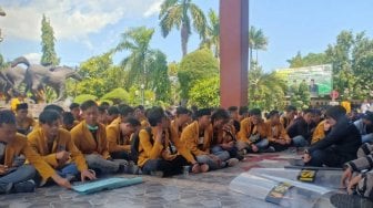 Mahasiswa Sumenep Yasinan di Gedung DPRD, Harap Anggota Dewan Dapat Hidayah