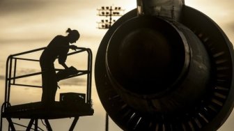 Duh! Penumpang Ini Nekat Merokok Saat Pesawat Isi Bahan Bakar