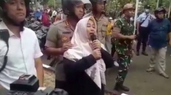 Emak-emak Cari Anaknya yang Demo di DPR: Faiz Pulang Nak