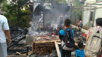 Rumah Berpenghuni Enam Kepala di Banjarsari Lebak Terbakar