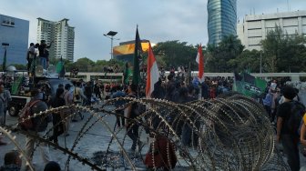 Sebelum Sudahi Demo, Massa HMI Sempat Bakar Ban dekat Gedung DPR