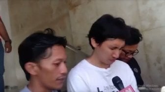 Miris Lihat Mahasiswa Ditahan di Polda, Ananda Badudu Berderai Air Mata