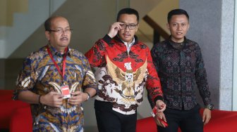 Mantan Menteri Pemuda dan Olahraga Imam Nahrawi berjalan saat menjalani pemeriksaan di Gedung KPK, Jakarta, Jumat (27/9). [Suara.com/Arya Manggala]