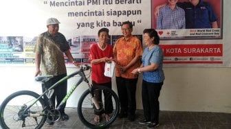 Keikhlasan Afuk Tempuh Ratusan Kilometer Kembalikan Dompet Diapresiasi PMI