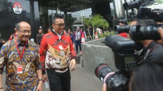 Mantan Menteri Pemuda dan Olahraga Imam Nahrawi berjalan saat menjalani pemeriksaan di Gedung KPK, Jakarta, Jumat (27/9). [Suara.com/Arya Manggala]