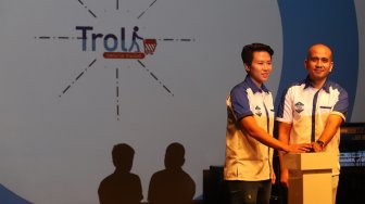 Commisaris Troli, Liliyana Natsir bersama CEO Troli Roni Irawan saat peluncuran platform Troli di Plaza Senayan, Jakarta, Jumat (27/4). [Suara.com/Angga Budhiyanto]  