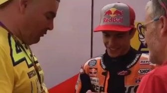 Temui Fan Berat Valentino Rossi, Marc Marquez Dapat Bingkisan Ini