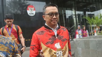 Mantan Menteri Pemuda dan Olahraga Imam Nahrawi berjalan saat menjalani pemeriksaan di Gedung KPK, Jakarta, Jumat (27/9). [Suara.com/Arya Manggala]