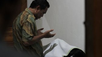 Jenazah almarhum Immawan Randi (21) berada di ruang jenazah RS Abunawas Kendari, Kendari, Sulawesi Tenggara, Kamis (26/9). [ANTARA FOTO/Jojon]