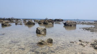 Pantai Tanjung Lesung 9 Bulan Pascatsunami. (Suara.com/Novian Ardiansyah)