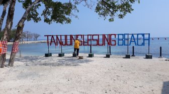 Pantai Tanjung Lesung 9 Bulan Pascatsunami. (Suara.com/Novian Ardiansyah)