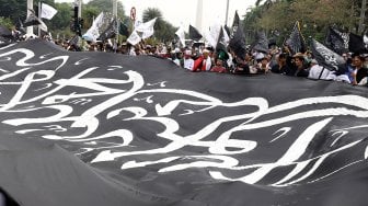 Sejumlah massa dari berbagai ormas Islam melakukan aksi unjuk rasa di sekitar Monas, Jakarta, Sabtu (28/9). [Suara.com/Angga Budhiyanto]