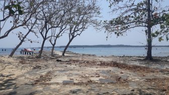 Pantai Tanjung Lesung 9 Bulan Pascatsunami. (Suara.com/Novian Ardiansyah)