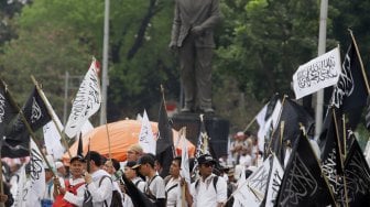 Sejumlah massa dari berbagai ormas Islam melakukan aksi unjuk rasa di sekitar Monas, Jakarta, Sabtu (28/9). [Suara.com/Angga Budhiyanto]