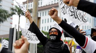 Sejumlah massa dari berbagai ormas Islam melakukan aksi unjuk rasa di sekitar Monas, Jakarta, Sabtu (28/9). [Suara.com/Angga Budhiyanto]