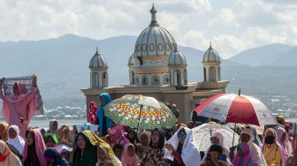 Umat muslim melaksanakan zikir bersama mengenang bencana gempa, tsunami, dan likuefaksi di depan Masjid Arqam Baburrahman yang amblas ke laut di Pantai Kampung Lere, Palu, Sulawesi Tengah, Sabtu (28/9). [ANTARA FOTO/Basri Marzuki]