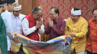 Gubernur Koster Ingin Larangan Merokok di Kawasan Pura Dijalankan