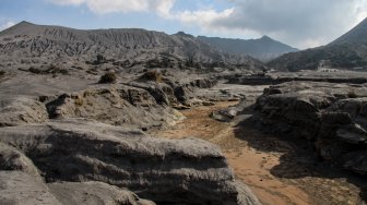 Lahar dingin yang membatu membentuk sebuah aliran air di lautan pasir Gunung Bromo, Probolinggo, Jawa Timur, Sabtu (28/9). [ANTARA FOTO/Umarul Faruq]