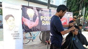 Galang Dukungan, Sejumlah Pemuda Gelar Potong Rambut Gratis Ala Gibran