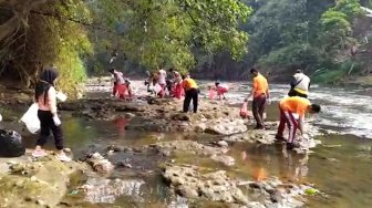 Peduli Lingkungan, Pelajar Kota Depok Bersihkan Sungai Ciliwung