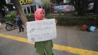 Kaum Ibu yang tergabung dalam Emak-Emak Indonesia melakukan aksi unjuk rasa di depan Gedung Polda Metro Jaya, Jakarta, Minggu (29/9). [Suara.com/Arya Manggala]