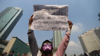 Sejumlah Jurnalis yang tergabung dalam Aliansi Jurnalis Independen (AJI) Jakarta menggelar aksi jalan mundur di Bundaran HI, Jakarta Pusat, Minggu (29/9). [Suara.com/Arya Manggala]