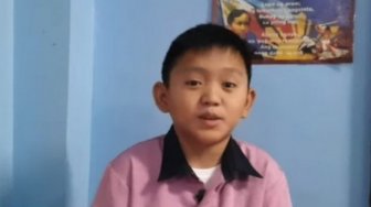 Berwajah Imut seperti Muridnya, Guru Ini Jadi Viral