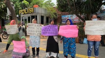 Demo di Polda Metro, Ibu-Ibu Ini Tuntut Mahasiswa Dibebaskan