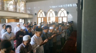 Polres Bersama PMII Pamekasan Gelar Salat Gaib Untuk Mahasiswa UHO