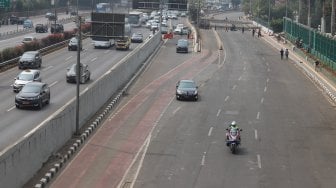 Suasana penutupan Jalan Gatot Subroto, Jakarta, Senin (30/9). [Suara.com/Angga Budhiyanto]