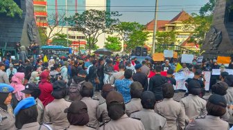 Massa Aksi Aliansi Semarang Raya Merangsek ke Area Gedung DPRD Jateng