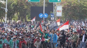 Sejumlah massa aksi yang tergabung dari aliansi mahasiswa, buruh dan pelajar menggelar aksi unjuk rasa di depan Gedung DPR RI, Senin (30/9). [Suara.com/Angga Budhiyanto]