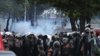 Suasana ricuh di belakang Gedung DPR, Jakarta, Senin (30/9). [Suara.com/Arya Manggala]
