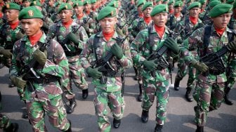 Prajurit TNI mengikuti Apel Kesiapan Pasukan Pengamanan Pelantikan Presiden dan Wakil Presiden terpilih 2019 di Skuadron 17 Lanud Halim Perdanakusuma, Jakarta Timur, Senin (30/9). [ANTARA FOTO/M Risyal Hidayat]