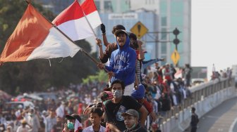 Sejumlah massa aksi yang tergabung dari aliansi mahasiswa, buruh dan pelajar menggelar aksi unjuk rasa di depan Gedung DPR RI, Senin (30/9). [Suara.com/Angga Budhiyanto]