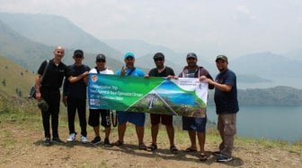 Di Danau Toba, Wisatawan Oman ke Bukit Holbung dan Bakar Kambing