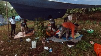 Warga beraktivitas di tenda sementara pascagempa bumi Maluku di dusun Wainuru, Maluku Tengah, Maluku, Minggu (29/9). [ANTARA FOTO/Ella de Fretes]