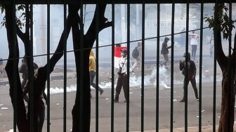 Diserang di Tol Dalam Kota, Polisi Tembaki Demonstran dengan Gas Air Mata