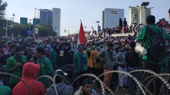 Menyemut di Flyover Slipi, Mahasiswa dan Pelajar Bergerak ke DPR