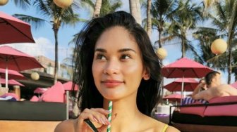 Liburan di Bali, Penampilan Miss Universe Pia Wurtzbach Bikin Salah Fokus