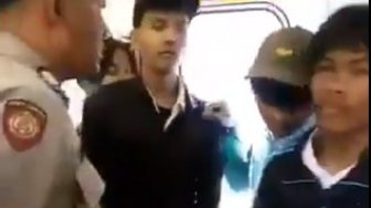 Viral Video Ricuh Sweeping di KRL, Polisi Keluarkan Pistol ke Pelajar