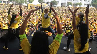 Sejumlah warga mengikuti rekor muri senam aerobik dan zumba di Kota Tua, jakarta, Minggu (29/9). [Suara.com/Oke Atmaja]