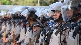 Petugas Kepolisian melakukan pengamanan di sekitar Gedung DPR RI, Jakarta, Senin (30/9). [Suara.com/Angga Budhiyanto]