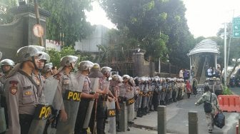 Hendak Menuju Gedung DPR, Pelajar STM Lempari Batu ke Mapolda Metro Jaya