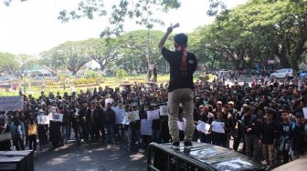 Massa Berbaju Hitam Kembali Geruduk DPRD Kota Malang